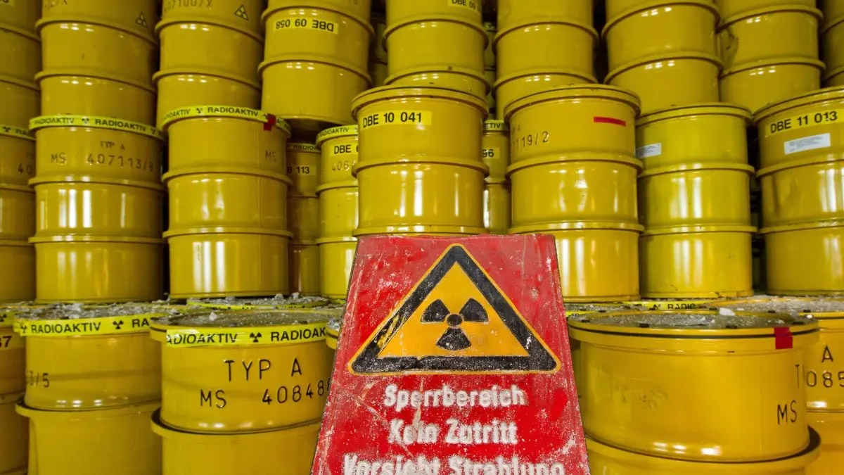 ARCHIV - Gelbe Fässer für Atommüll stehen am 26.10.2011 in rund 500 Metern Tiefe im Endlager für schwach und mittelradioaktiven Atommüll in Morsleben (Bördekreis). (zu dpa "Bundesregierung und Atom-Konzerne einig über Entsorgungspakt") Foto: Jens Wolf/dpa-Zentralbild/dpa +++(c) dpa - Bildfunk+++