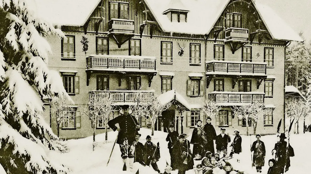 Am Kurhaus Sand rüsten sich Gäste zum Schlittschuhlaufen (1906).