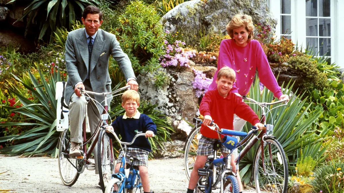 07.11.2018, Großbritannien, Scilly Isles: Der britische Prinz Charles (l-r), seine Söhne Prinz Harry und Prinz William, und Prinzessin Diana unternehmen eine Fahrrad-Tour während ihres Urlaubs im Jahre 1889. Foto: Pa/PA Wire/dpa +++ dpa-Bildfunk +++