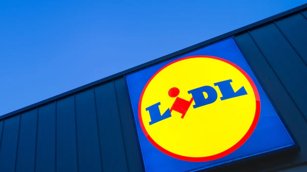 ARCHIV - 26.02.2015, Berlin: Das Logo eines Lidl-Supermarktes in Berlin-Reinickendorf leuchtet vor dem Abendhimmel. (zu dpa: «Lidl löscht umstrittene Facebook-Werbung für Bagels und Donuts» vom 04.02.2019) Foto: Matthias Balk/dpa +++ dpa-Bildfunk +++