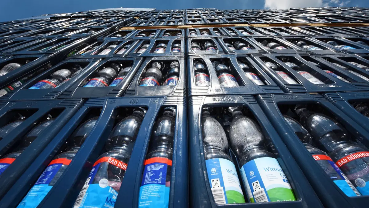 Kisten mit leeren Mineralwasserflaschen stehen am 30.06.2015 in Bad Dürrheim (Baden-Württemberg) im Kistenlager der Bad Dürrheimer Mineralbrunnen. Im Hochsommer läuft die Produktion auf Hochtouren. Foto: Patrick Seeger/dpa +++(c) dpa - Bildfunk+++
