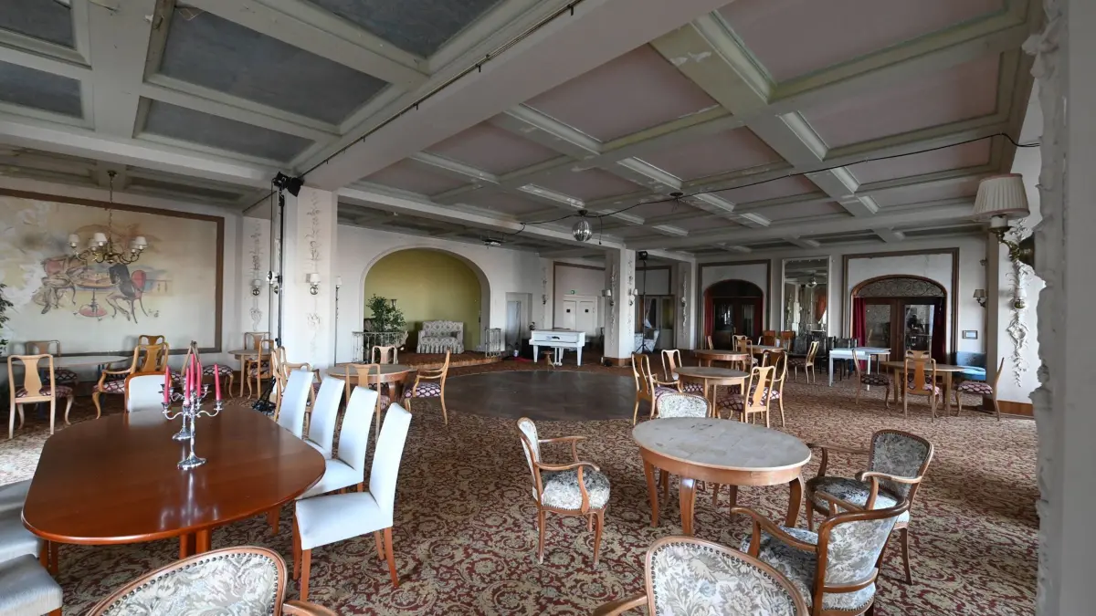 13.11.2020, Baden-Württemberg, Freudenstadt: Blick in den Festsaal des ehemaligen Grandhotel Waldlust, das zu den sogenannten Lost Places gehört. (zu dpa «Im Verborgenen» - Auf der Suche nach Lost Places im Südwesten") Foto: Uli Deck/dpa +++ dpa-Bildfunk +++