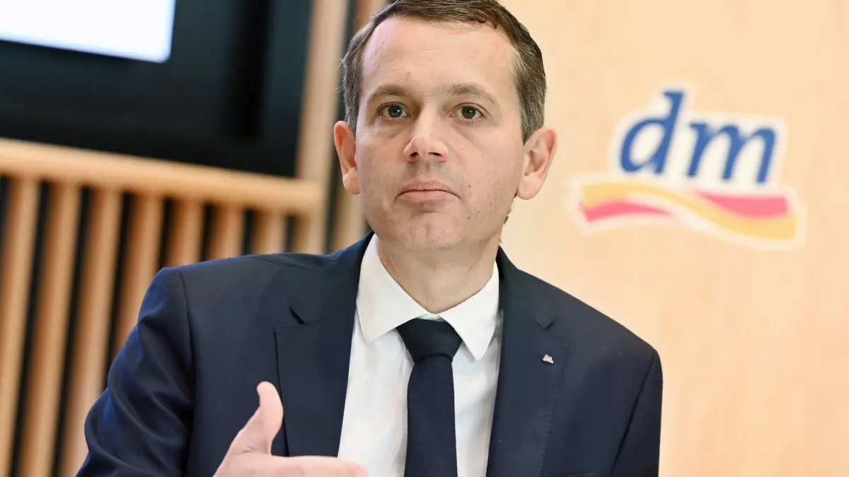 24.10.2019, Baden-Württemberg, Karlsruhe: Christoph Werner, Vorsitzender der Geschäftsführung der Drogeriemarktkette dm, beantwortet bei der Jahres-Pressekonferenz des Drogeriekonzerns Fragen von Journalisten. Foto: Uli Deck/dpa +++ dpa-Bildfunk +++