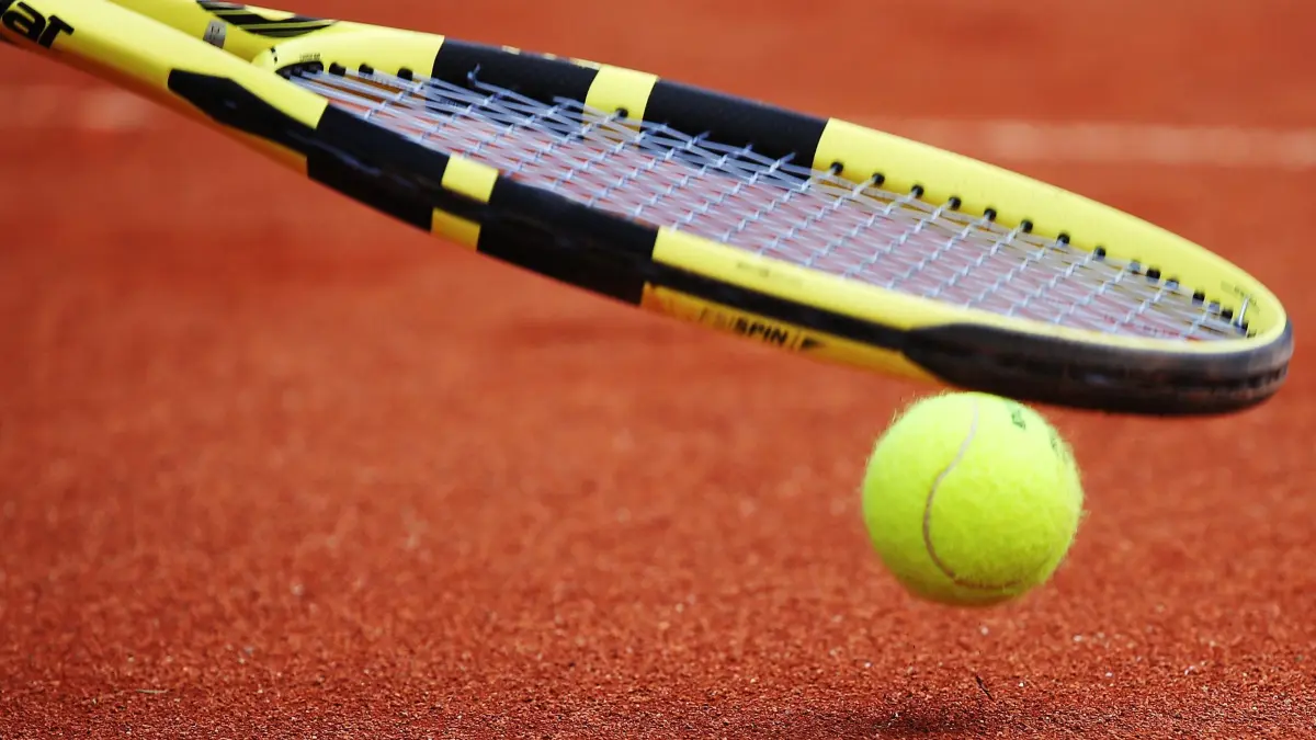 BAU// 26.06.2021, Deutschland, Leonberg, Tennis TC Leonberg Regionalliga Südwest: Tennisschläger, Schläger, Ball, Sand, Feature, Symbolfoto