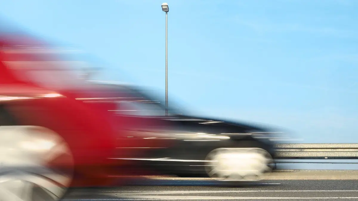 Beim Überholen hat eine junge Autofahrerin bei Schwenningen die Kontrolle über ihr Fahrzeug verloren. (Symbolfoto)