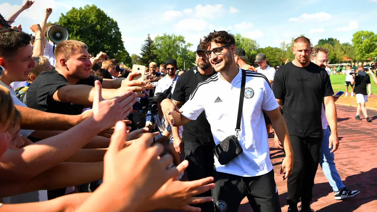 Fussball, Herren, Saison 2022/2023, Berliner Landespokal Qualifikation, Delay Sports Berlin - 1. Traber FC Mariendorf, Elias Nerlich Delay Sports, Jubel nach Abpfiff mit Fans, 14.07. 2022, *** Football, men, season 2022 2023, Berlin State Cup qualification , Delay Sports Berlin 1 Trotter FC Mariendorf, Elias Nerlich Delay Sports , cheering after the final whistle with fans, 14 07 2022, Copyright: xSebastianxRäppold/MatthiasxKochx