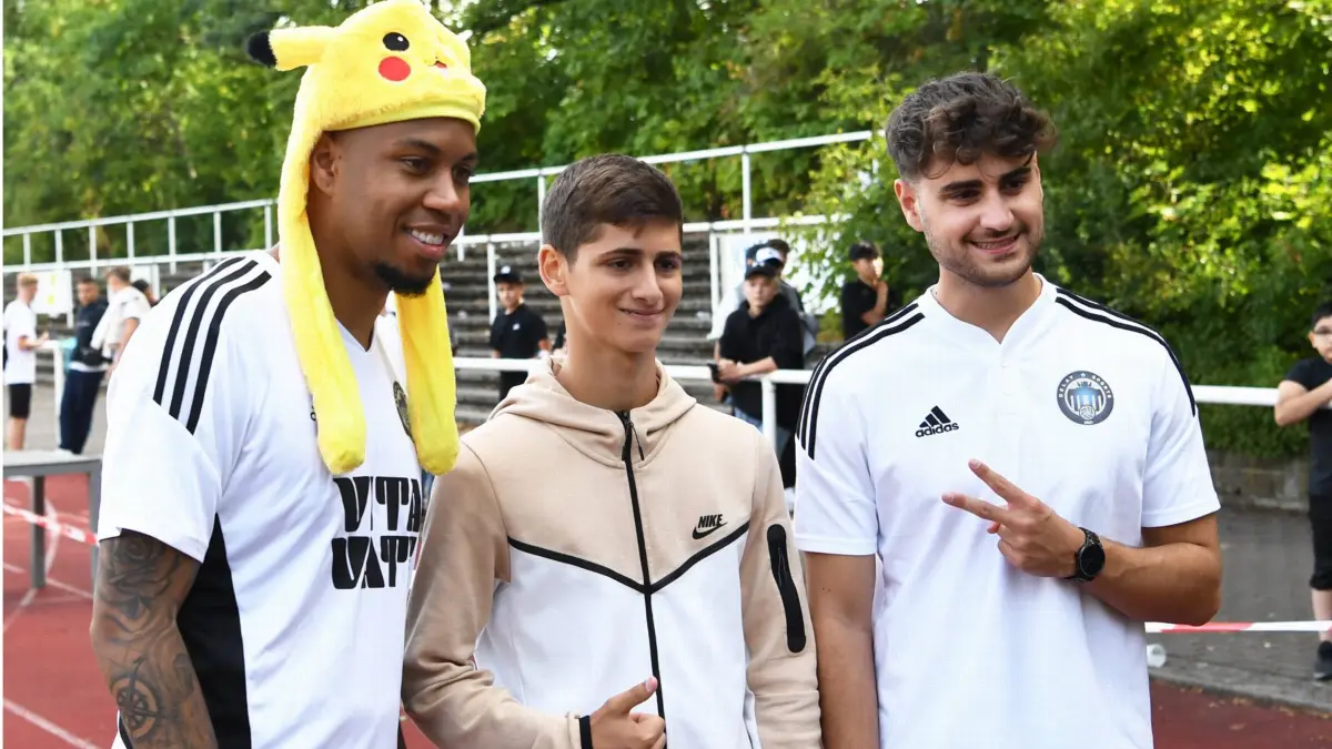 Fussball, Herren, Saison 2022/2023, Kreisliga C St. 4 1. Spieltag, VfB Sperber Neukölln III - Delay Sports Berlin, v. l. Sidney Friede Delay Sports und Elias Nerlich rechts, Delay Sports machten nach dem Spiel Fotos mit ihren Fans, 21.08. 2022, *** Football, Men, Season 2022 2023, Kreisliga C St 4 1 Matchday , VfB Sperber Neukölln III Delay Sports Berlin, v l Sidney Friede Delay Sports and Elias Nerlich right, Delay Sports took photos with their fans after the game, 21 08 2022, Copyright: xSebastianxRäppold/MatthiasxKochx