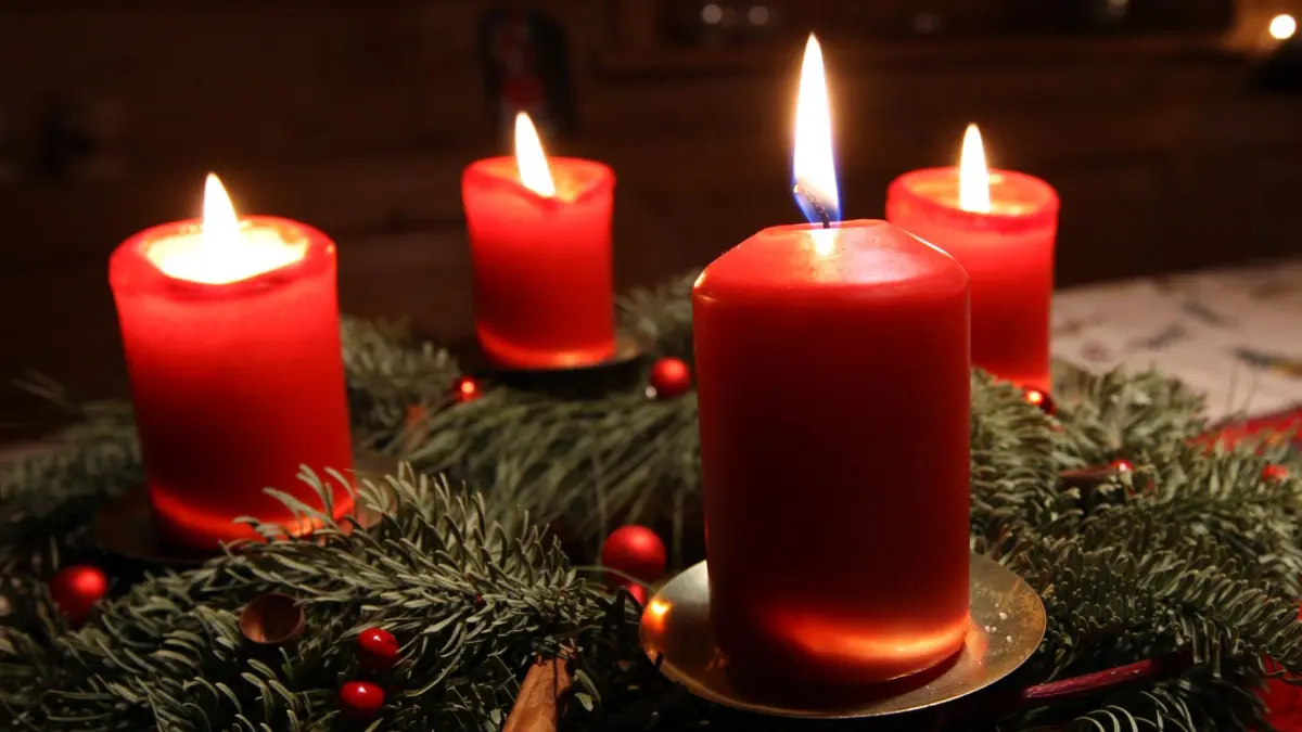 ARCHIV - Vier rote Kerzen brennen am 20.12.2009 an einem Adventskranz auf dem Tisch in der Stube eines Bauernhauses in Kaufbeuren (Schwaben). Erfunden hat den Adventskranz wohl der Theologe Johann Hinrich Wichern vor 175 Jahren. Foto: Karl-Josef Hildenbrand/dpa (zu dpa «Ein Lichtlein brennt - Vor 175 Jahren strahlte der erste Adventskranz» vom 28.11.2014) +++(c) dpa - Bildfunk+++ | Verwendung weltweit