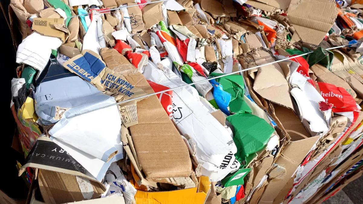 Altpapier sammeln - Altpapier und Altkarton richtig entsorgen - Berlin, Deutschland, DEU, GER, 01.11.2023 - Berlin-Mitte Ortsteil Wedding: Kartons warten auf die Abholung. Zusammengebundene Pappkartons am Straßenrand zu einem Stapel gepresst, bereit zum Abtransport für eine spätere Wiederverwendung. *** Collecting waste paper Dispose of waste paper and cardboard correctly Berlin, Germany, DEU, GER, 01 11 2023 Berlin Mitte, Wedding district Cardboard boxes waiting to be collected Cardboard boxes tied together and pressed into a pile by the roadside, ready to be taken away for later reuse