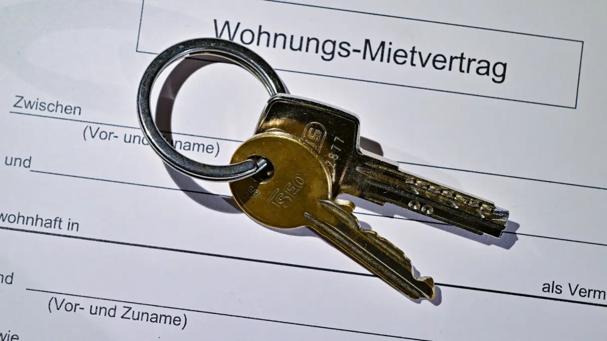 Ein Wohnungsschlüssel liegt auf einem Mietvertrag für eine Wohnung. (zu dpa „Zweitwohnungssteuer: Oft nur geringe Einnahmen für Kommunen»)