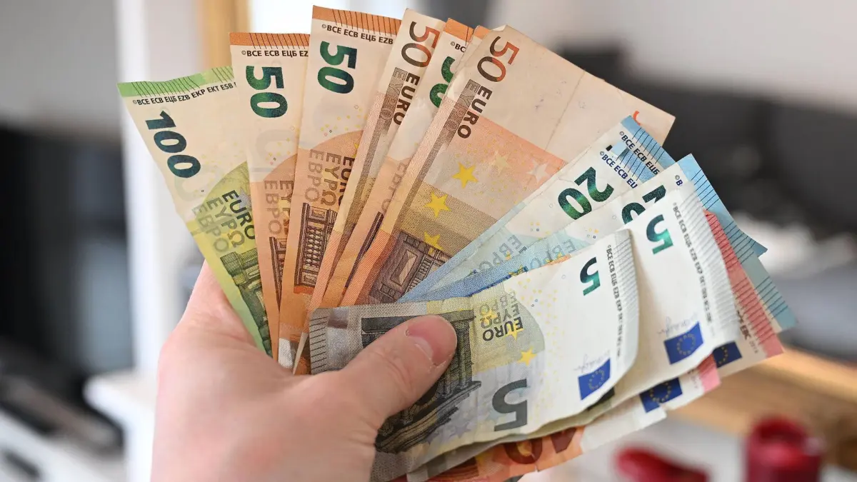 Stock- und Symbolbilder I 26.03.2023 Thema: Geld. Hamburg Hamburg Hamburg Deutschland *** Stock and symbol images I 26 03 2023 theme money Hamburg Hamburg Germany Copyright: xLobeca/FelixxSchlikisx