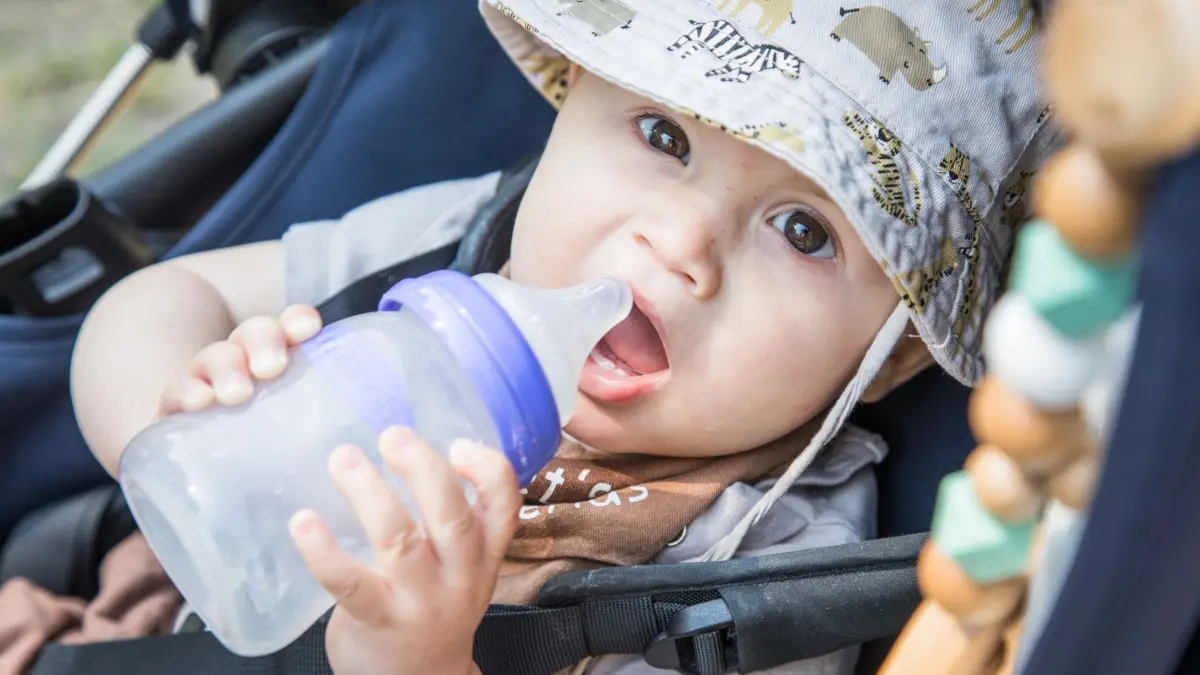 Innen verkratzte Fläschchen sollten ausgesondert werden. In ihnen können sich Keime leicht ansammeln. (zu dpa: „Wie Sie Baby–Fläschchen hygienisch reinigen»)