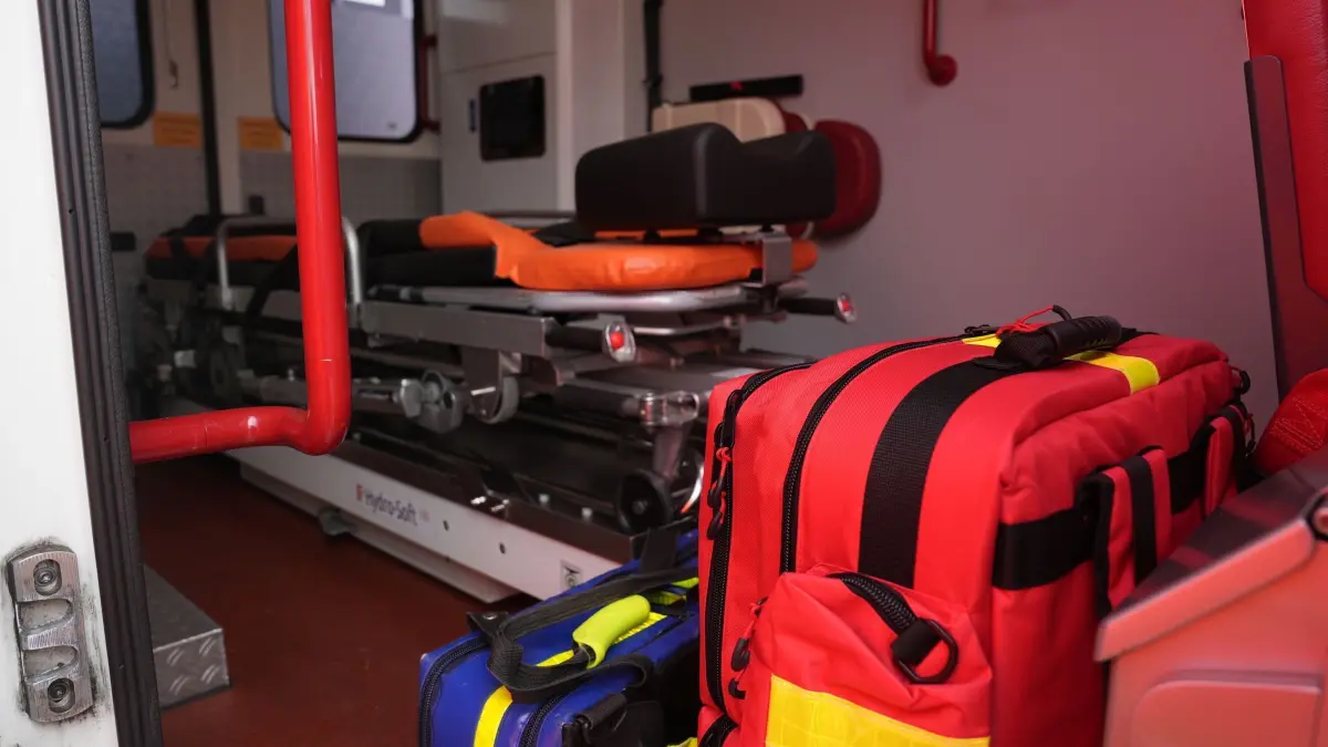 Blick in einen Rettungswagen und die Ausrüstung vor der Feuer– und Rettungswache Berliner Tor. Die Stadt Hamburg hat weitere sechs Rettungswagen der Feuerwehr Hamburg an die Ukraine übergeben. Insgesamt hat Hamburg 16 Fahrzeuge an die Ukraine geliefert.