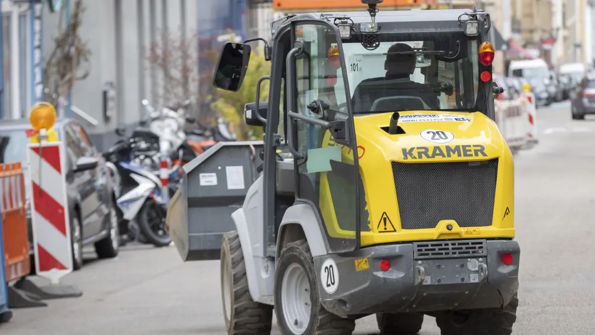 Stuttgart, Baden-Württemberg, 15.03.2024:
In und um die Augustenstraße im Stuttgarter Westen wird ein sogenannter Superblock eingerichtet. Erste Bauarbeiten haben bereits begonnen.
Im Bild: Mit einem kleinen Radlader fahren Mitarbeiter von einem Landschaftsgärtner über die Augustenstraße um die Pflanzung der Bäume vorzunehmen.
