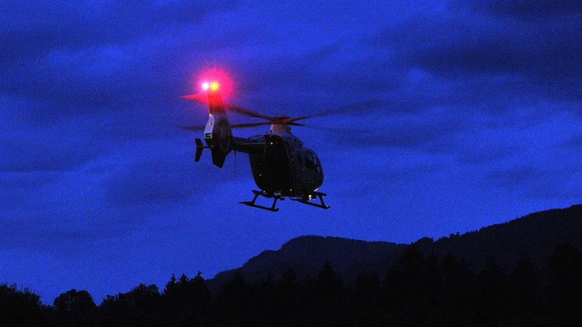 Auch ein Polizeihubschrauber unterstüzte die Suchaktion in der Nacht. Symbolfoto: dpa