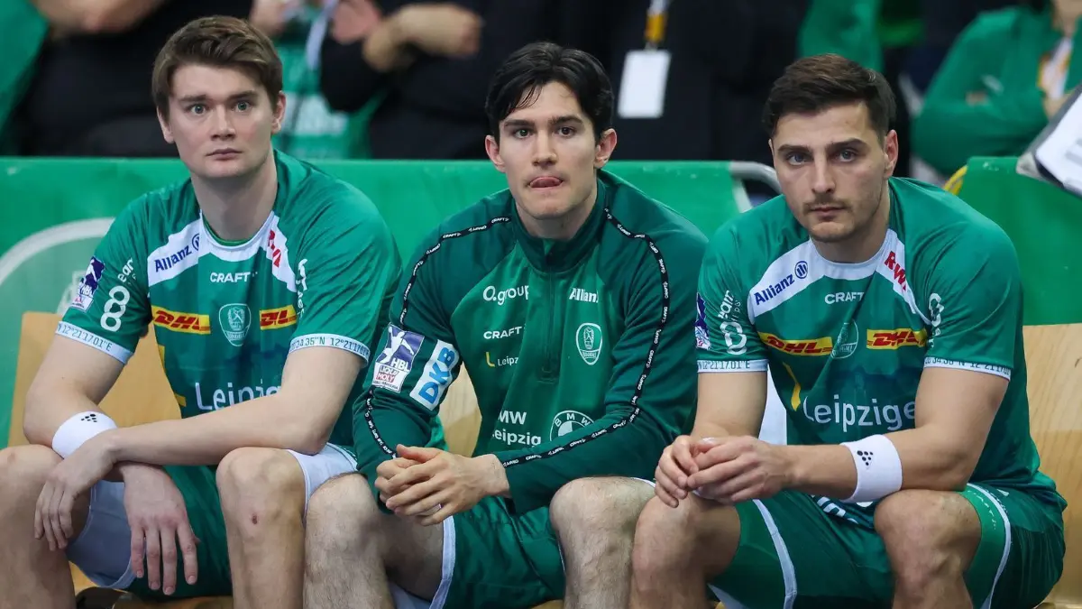 Handball: Bundesliga, SC DHfK Leipzig — ThSV Eisenach, 26. Spieltag, Arena Leipzig. Leipzigs Spieler Oskar Sunnefeldt (l–r), Moritz Strosack und Lucas Krzikalla sitzen enttäuscht auf der Bank.