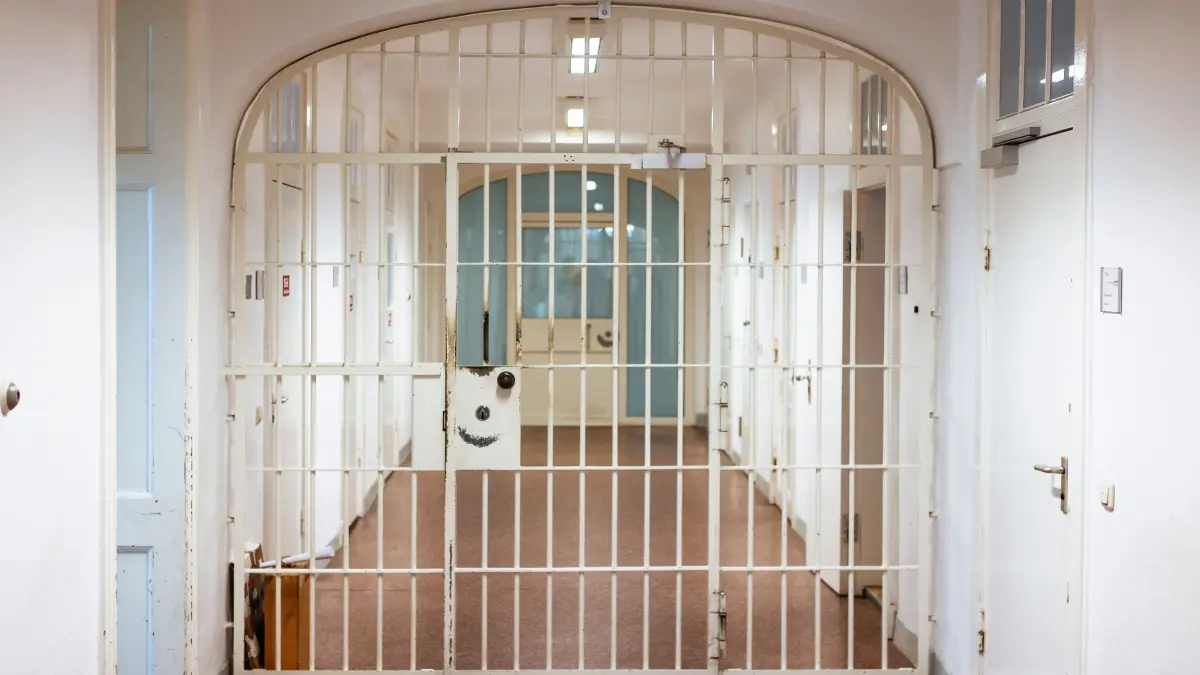 Eine geschlossene Pforte in einer Justizvollzugsanstalt.