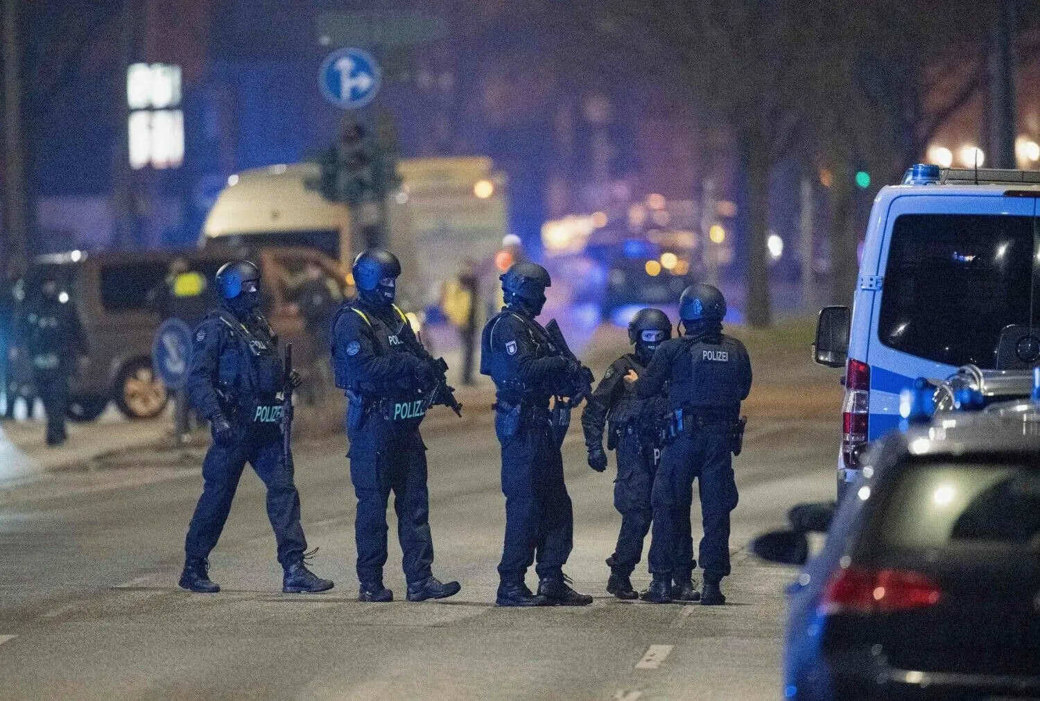 Spezialkräfte der Hamburger Polizei im Einsatz: Ein Mann hat mehrere Menschen getötet und verletzt. Augenzeugen berichten von mehreren Schussserien.
