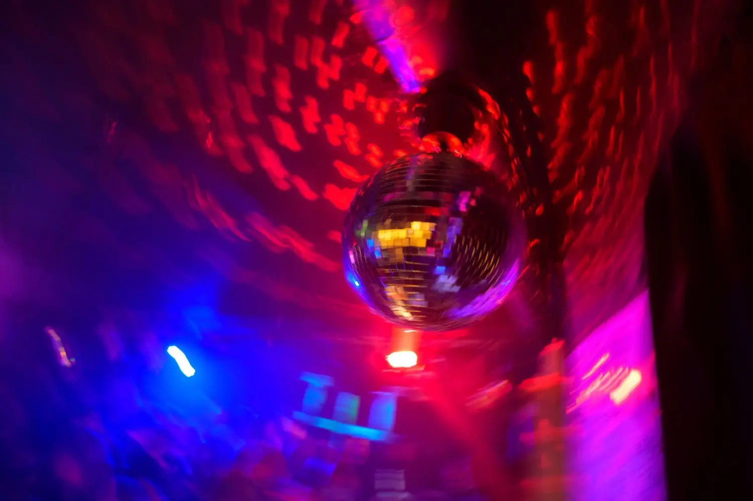 Endlich wieder feiern gehen: Die Corona-Lockerungen betreffen auch die Clubs im Land.
