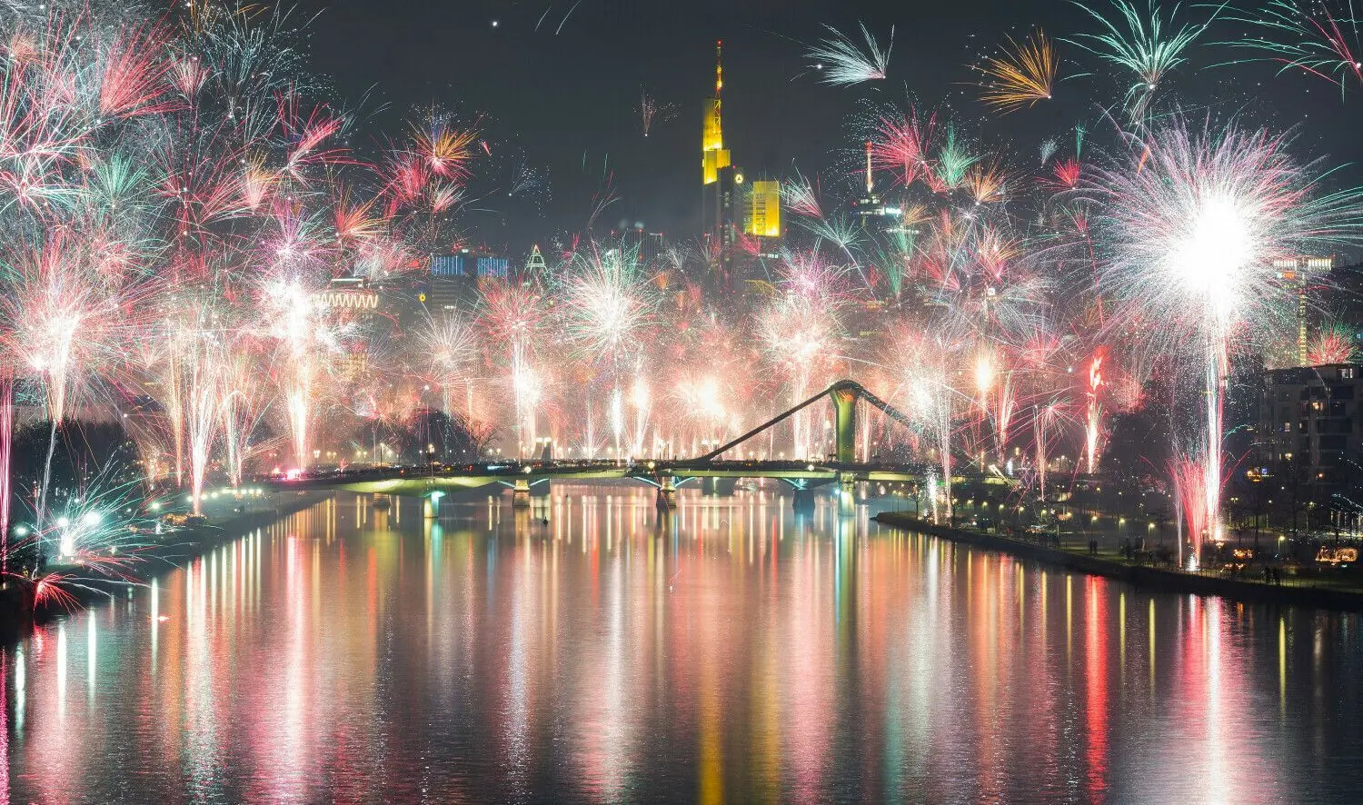 Zu Silvester 2022 ist Feuerwerk in einigen Städten Baden-Württembergs wieder erlaubt. Teilweise gelten aber auch Verbote. Alle Infos zu Böllerverbot und Co. in BW.