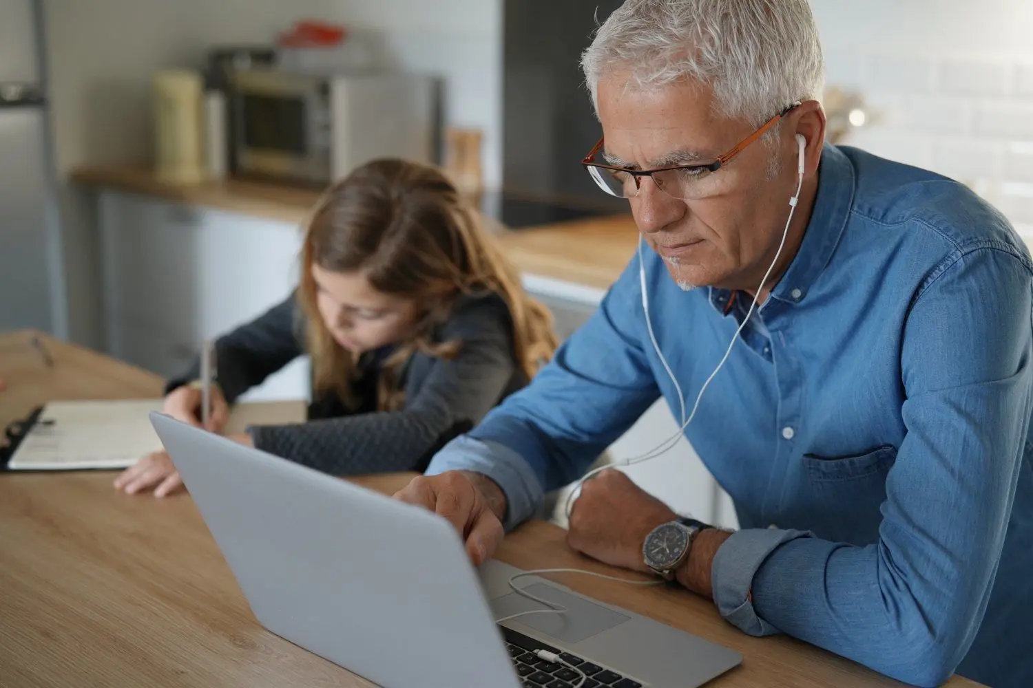Die wenigsten Angestellten haben zu Hause ein eigenes Arbeitszimmer. ⇥