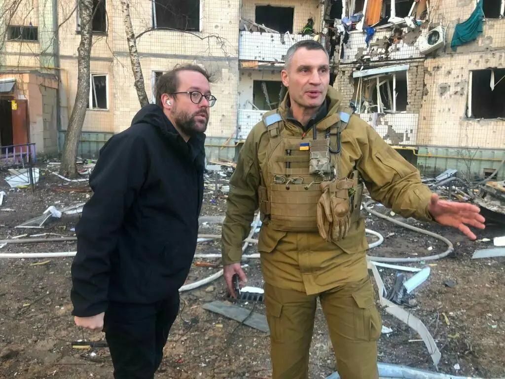 Der Kriegsreporter schaut sich mit Kiews Bürgermeister Vitali Klitschko die Folgen eines Bombenbeschusses an. Mit dem ehemaligen Boxchampion und dessen Bruder Wladimir unterhält Ronzheimer enge Beziehungen.
