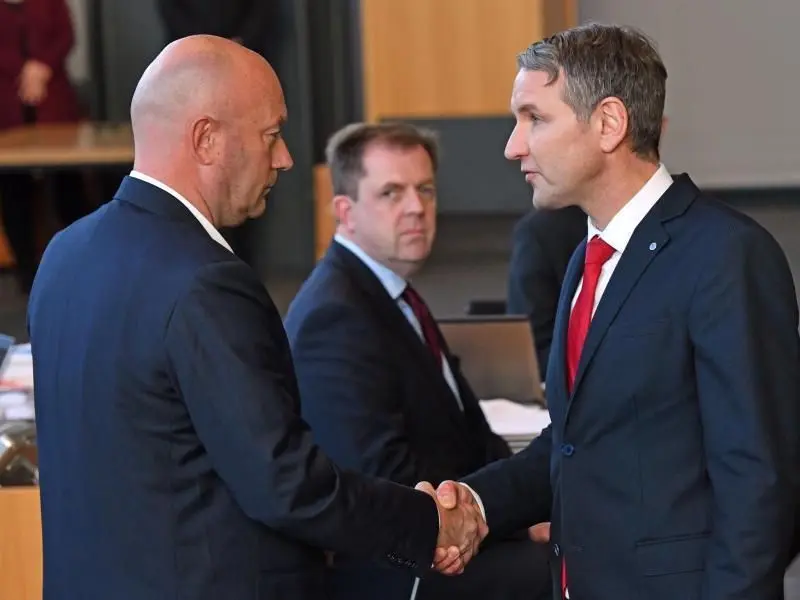 AfD-Fraktionschef Björn Höcke (r.) gratuliert dem neuen Thüringer Ministerpräsidenten Thomas Kemmerich (FDP).