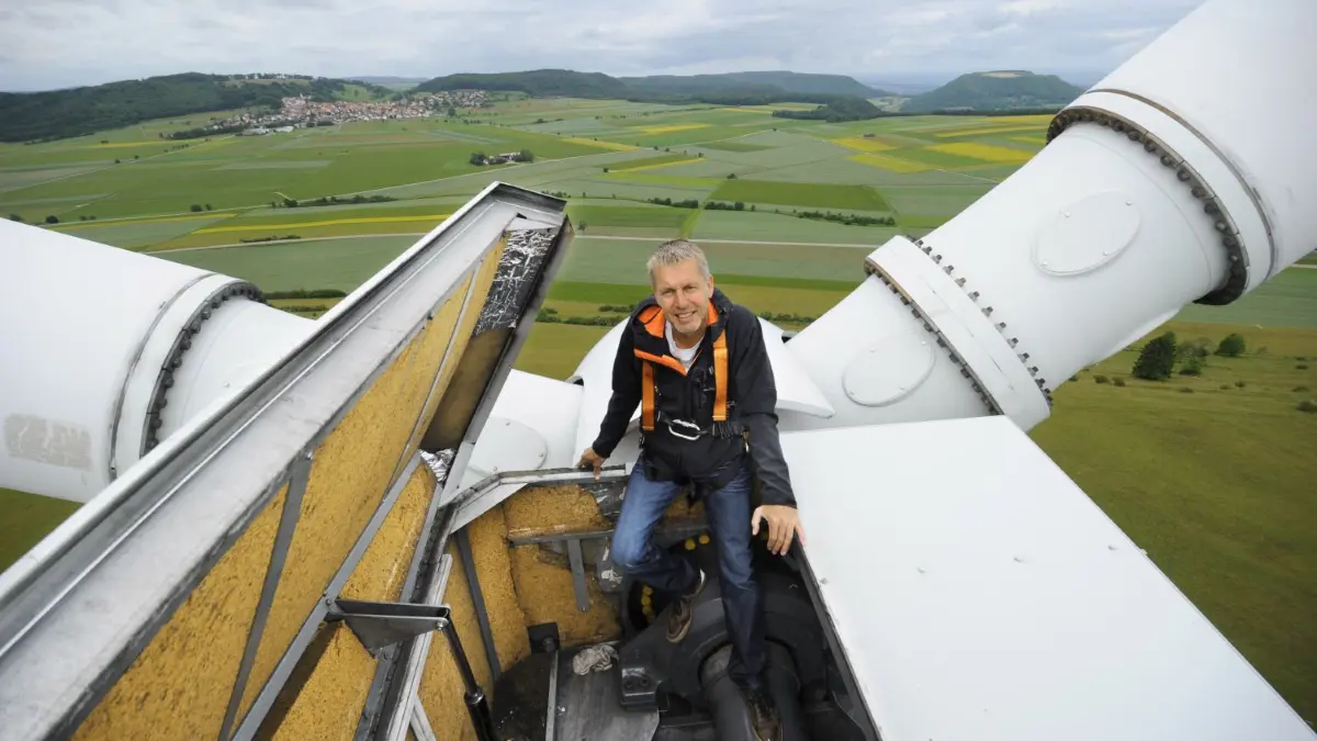 Frank Hummel im Jahr 2011 auf seiner Windkraftanlage. Damals war die Welt für Windkraftbetreiber noch in Ordnung.⇥
Mechingen, Windkraft auf dem Himmelberg , Frank Hummel auf einem der drei Windräder, im Hintergrund links Salmendingen rechts der Farrenberg
Aufnahme Klaus Franke 23.6.201