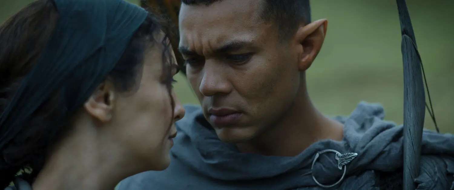 Nazanin Boniadi als Bronwyn und Ismael Cruz Cordova als Arondir in der neuen Serie Herr der Ringe: Die Ringe der Macht. Neuer Trailer, Sendetermine, Inhalt – Alle Infos zur neuen Serie bei Prime Video.
