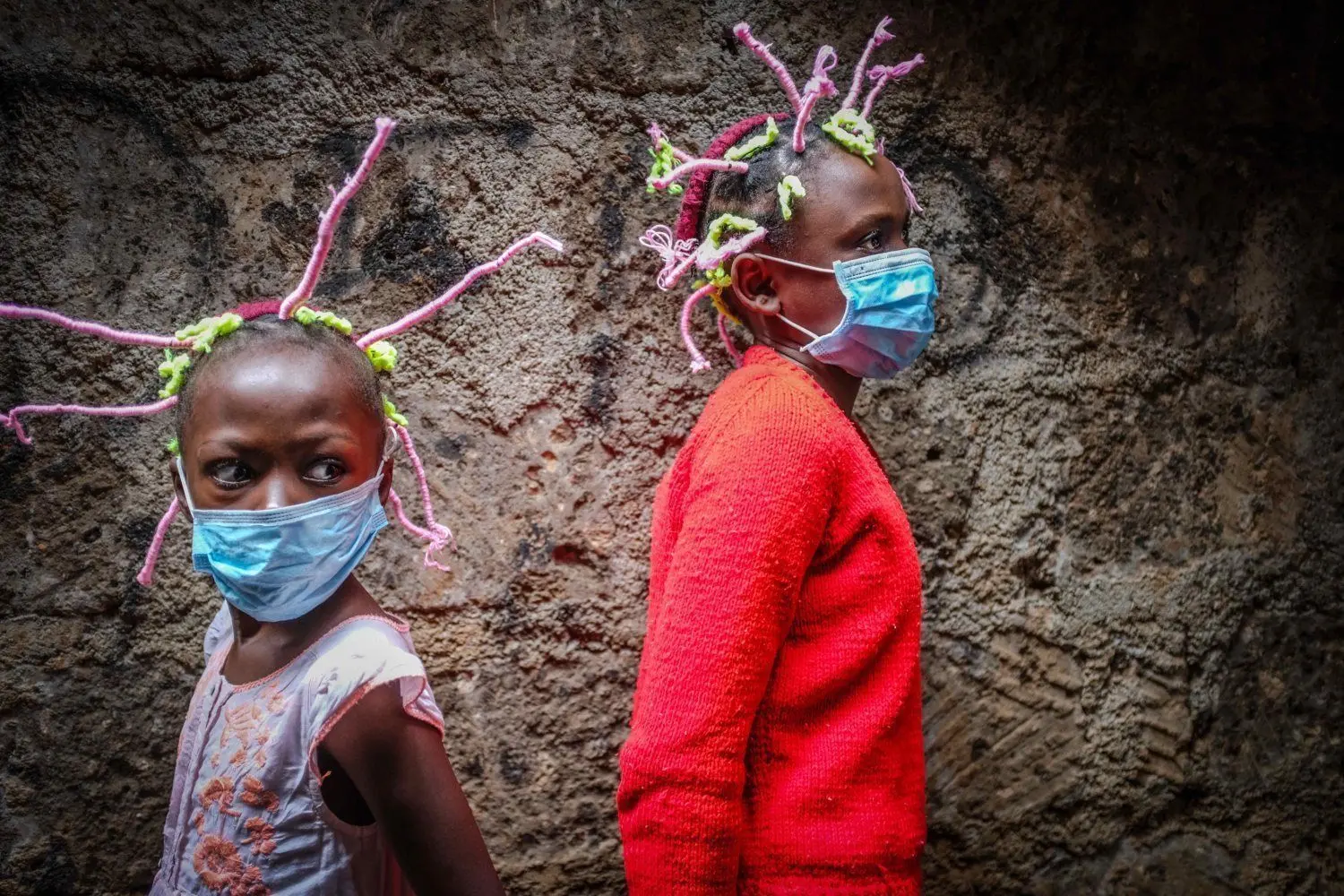 Die Frisur zum Virus: Diese Mädchen in Nairobi wollen Aufmerksamkeit für die Pandemie wecken. ⇥