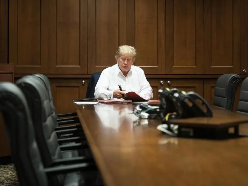 Donald Trump arbeitet in einem Konferenzraum des Militärkrankenhauses Walter Reed in Bethesda. „Während er noch nicht über den Berg ist, bleibt das Team vorsichtig optimistisch“, erklärte Arzt Sean Conley. Foto: Joyce N. Boghosian/The White House/AP/dpa
