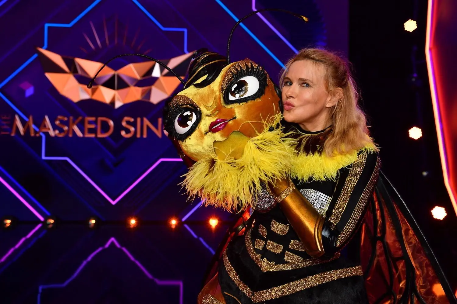 Schauspielerin Veronica Ferres steckte unter der Bienen-Maske.