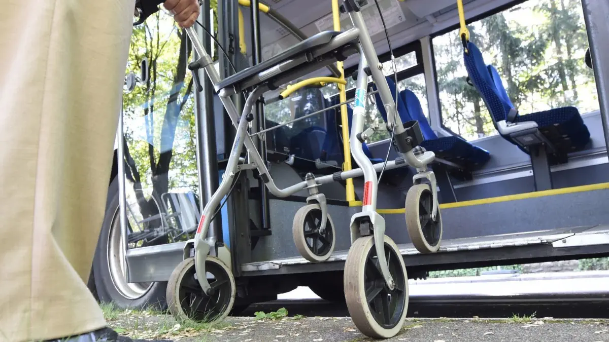 Senioren können Führerschein gegen ÖPNV-Tickets tauschen.
ARCHIV - 05.05.2014, Baden-Württemberg, Pforzheim: Bei einem Training wird der richtige Umgang mit einem Rollator beim Einstieg in einen Bus geübt. (Zu dpa «Senioren können Führerschein gegen ÖPNV-Tickets tauschen») Foto: picture alliance / dpa +++ dpa-Bildfunk +++