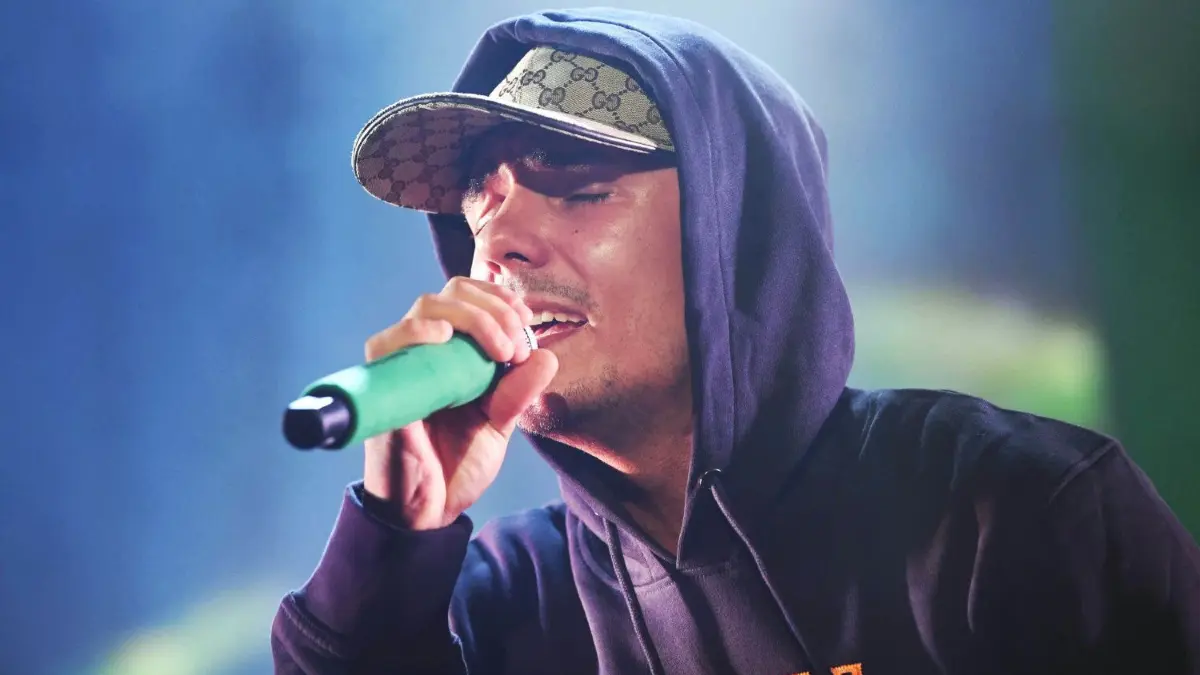 Capital Bra ist offenbar nach Dessau gezogen.
13.04.2019, Baden-Württemberg, Mannheim: Der Rapper Capital Bra tritt in der Maimarkthalle während seines Tourauftakts auf. Foto: Uli Deck/dpa +++ dpa-Bildfunk +++