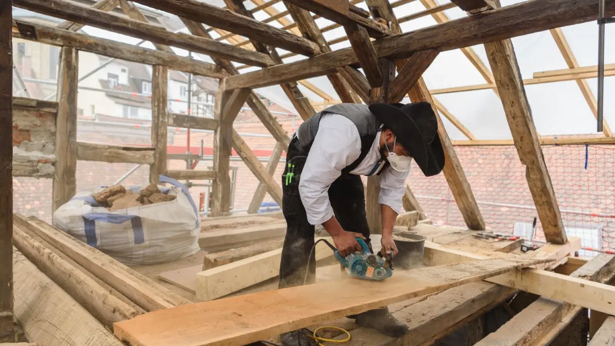 In Zeiten des demografischen Wandels müssen Handwerksbetriebe in der Lausitz um jeden Azubi kämpfen.
ARCHIV - 09.04.2018, Bayern, Bamberg: Ein Zimmermannsgeselle arbeitet bei der Sanierung des Baudenkmals Riegelhof. Zimmerer gehören während ihrer Ausbildung zu den Spitzenverdienern unter den Lehrlingen des Handwerks. (zu dpa "Azubis verdienen im Westen im Schnitt knapp 40 Euro mehr als im Osten") Foto: Nicolas Armer/dpa +++ dpa-Bildfunk +++