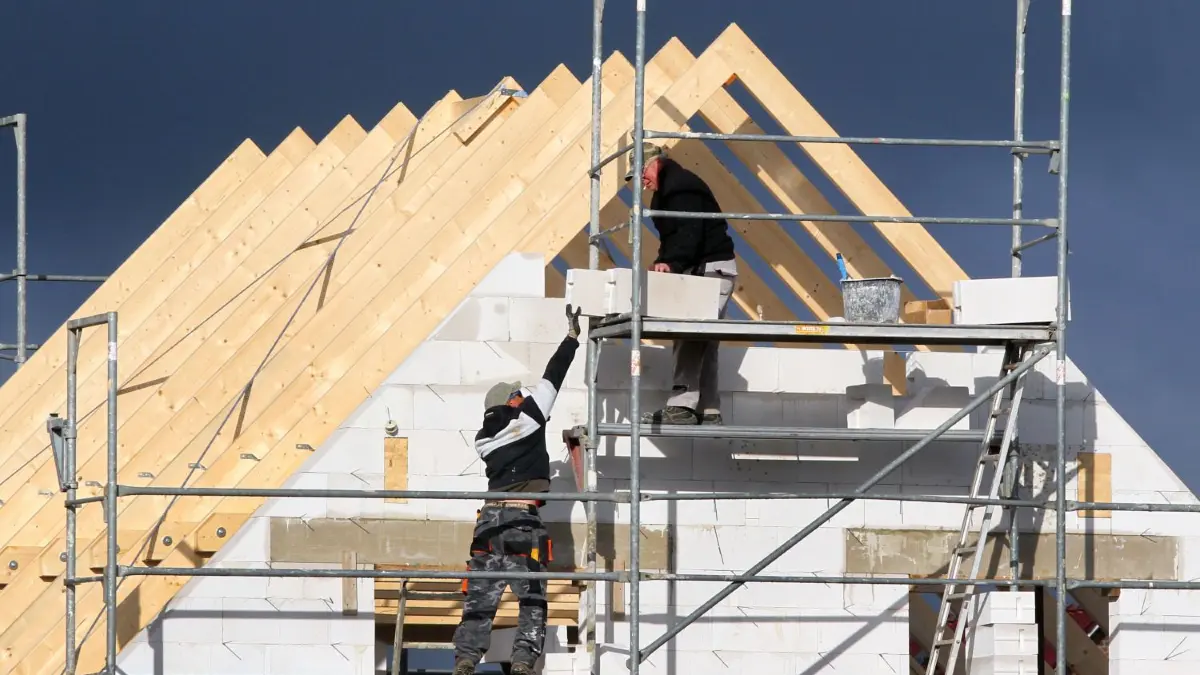 Im Baugebiet Jungingen werden erst mal keine Handwerker anrücken. (Symbolbild)
ARCHIV - Bauarbeiter errichten am 16.05.2012 Eigenheime im neuen B-Plan-Gebiet "Mühlenscharm" in Schwerin. Foto: Jens Büttner/dpa (zu dpa " Anstieg ohne Ende? Immobilienmarkt im Dauerboom" vom 18.10.2016) +++(c) dpa - Bildfunk+++