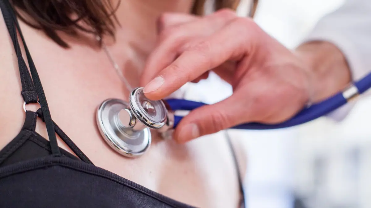 Ein Hausarzt überprüft mit einem Stetoskop die Lungenfunktion einer Patientin. In Bühlerzell und den umliegenden Gemeinden wird händeringend nach ärztlichem Nachwuchs gesucht.⇥
ILLUSTRATION - Die chronische Lungenerkrankung COPD ist nicht heilbar. Atemnot, Husten und Auswurf sind die wichtigsten Symptome. Foto: Christin Klose/dpa-mag - Honorarfrei nur für Bezieher des Dienstes dpa-Magazin +++ dpa-Magazin +++