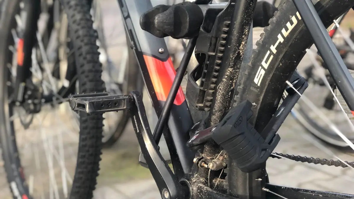 Doppelt hält besser. Dieses hochwertige Rad ist gut gesichert. Doch auch die besten Schlösser reichen manchmal nicht. Die Zahl der Fahrraddiebstähle in Oberhavel nimmt von Jahr zu Jahr zu. Doch 2020 scheinen die Zahlen rückläufig zu sein.
Doppelt hält besser. Dieses hochwertige Rad ist gut gesichert. Doch auch die besten Schlösser reichen manchmal nicht.