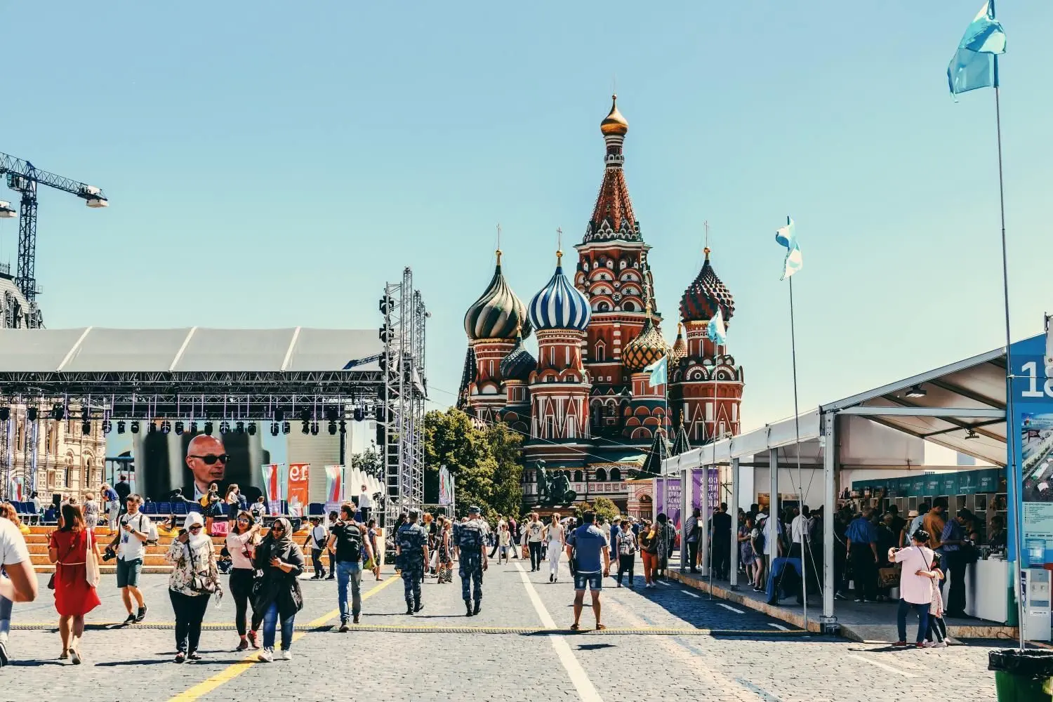 In Russland ist die Zahl der Neuinfektionen weiter hoch. Das RKI stuft das Land als Hochinzidenzgebiet herab.