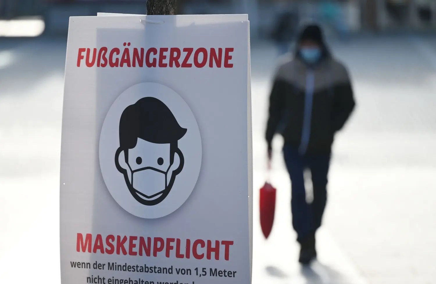 Noch weisen auch im Freien Schilder auf die Maskenpflicht hin. In vielen Bereichen aber braucht man in Baden-Württemberg keine Corona-Maske mehr.