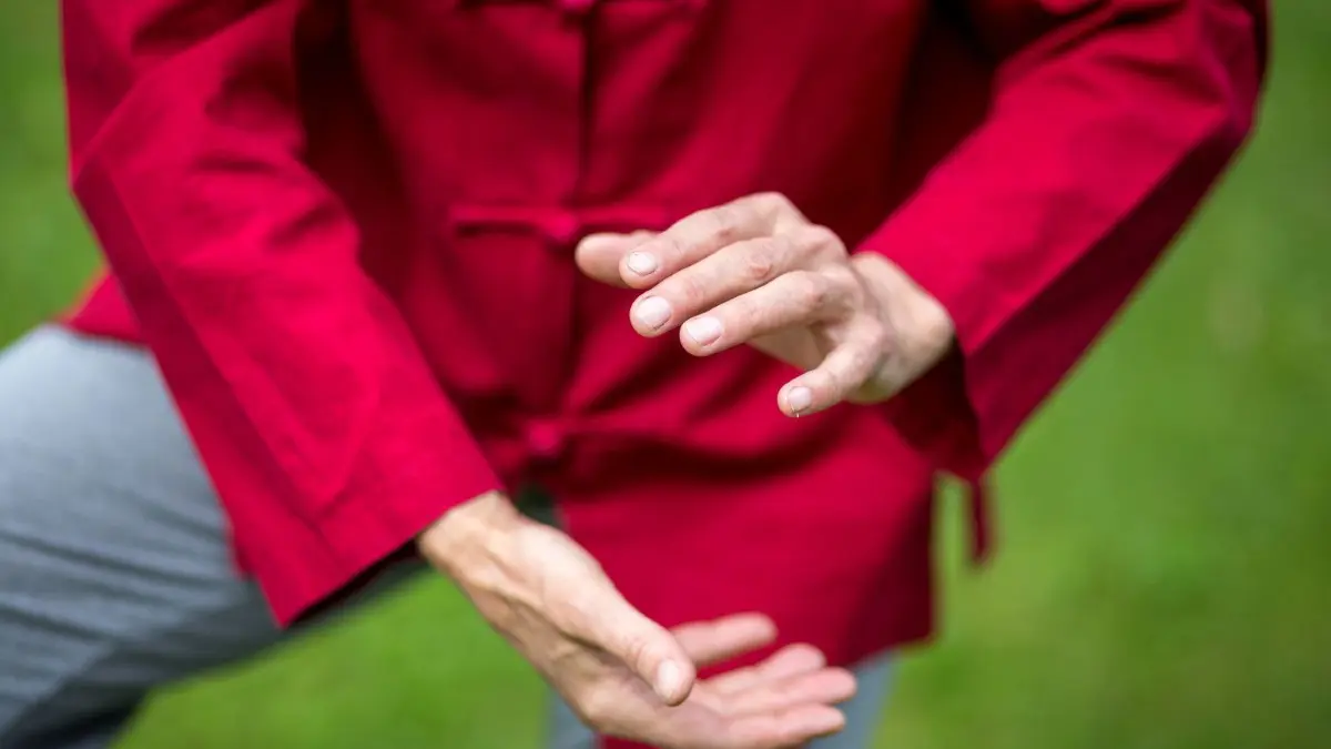 Unter anderem Qi-Gong-Kurse starten wieder.
HANDOUT - Zum Themendienst-Bericht von Ines Schipperges vom 28. März 2018: Karin Sedlmeier beim Tai Chi. In ihrer Schule lehrt sie Tai Chi und Qigong. (ACHTUNG - HANDOUT - Nur zur redaktionellen Verwendung durch Themendienst-Bezieher im Zusammenhang mit dem genannten Text und nur bei vollständiger Nennung des nachfolgenden Credits.) Foto: Andreas Eberl/dpa-tmn - Honorarfrei nur für Bezieher des dpa-Themendienstes +++ dpa-Themendienst +++