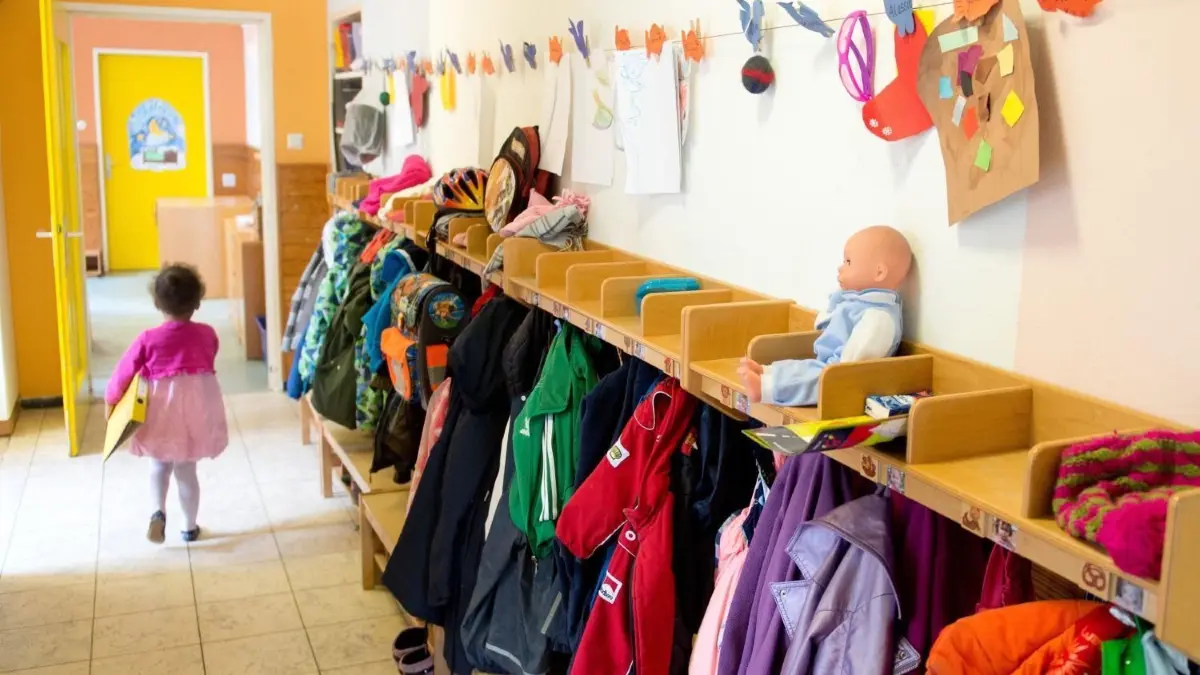 So langsam füllen sich die Garderoben wieder in den Kitas und Kindergärten der Region. Die Notbetreuung wird auch in Gaildorf ausgeweitet. (Symbolbild)
Ein Mädchen geht am 12.05.2014 in einer Kindertagesstätte in Stuttgart (Baden-Württemberg) an einem Garderobenständer vorbei. Laut einer Studie sollen die Gebühren und Steuern für Kindertagesstätten in Baden-Württemberg erhöht werden. Foto: Sebastian Kahnert/dpa (zu dpa «Studie: Kommunen im Südwesten niedrigste Pro-Kopf-Verschuldung» vom 17.09.2014) +++(c) dpa - Bildfunk+++: