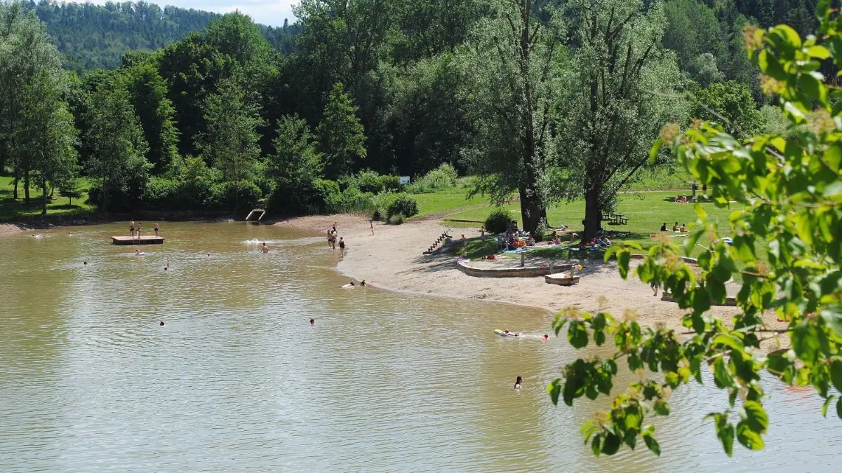 Viele Badegäste, auch von außerhalb, nutzen den Stausee Rangendingen. Da dieser aber in den Ort integriert ist, gibt es mitunter Probleme mit Falschparkern. Das regt so manchen Anwohner auf.
Blick auf den Rangendinger Badesee