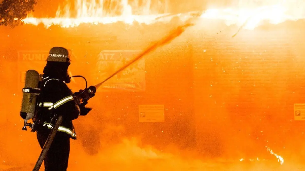 In einem Umspannwerk im Allgäu gab es einen Brand, die A7 wurde gesperrt (Symbolfoto)
ARCHIV - 04.07.2020, Hamburg: Ein Feuerwehrmann löscht einen Brand in einem Geschäft für Tierfutter. Das Feuer war am Abend in dem Geschäft und der angrenzenden Lagerhalle ausgebrochen und drohte auf ein Bürogebäude überzugreifen. Foto: Daniel Bockwoldt/dpa +++ dpa-Bildfunk +++