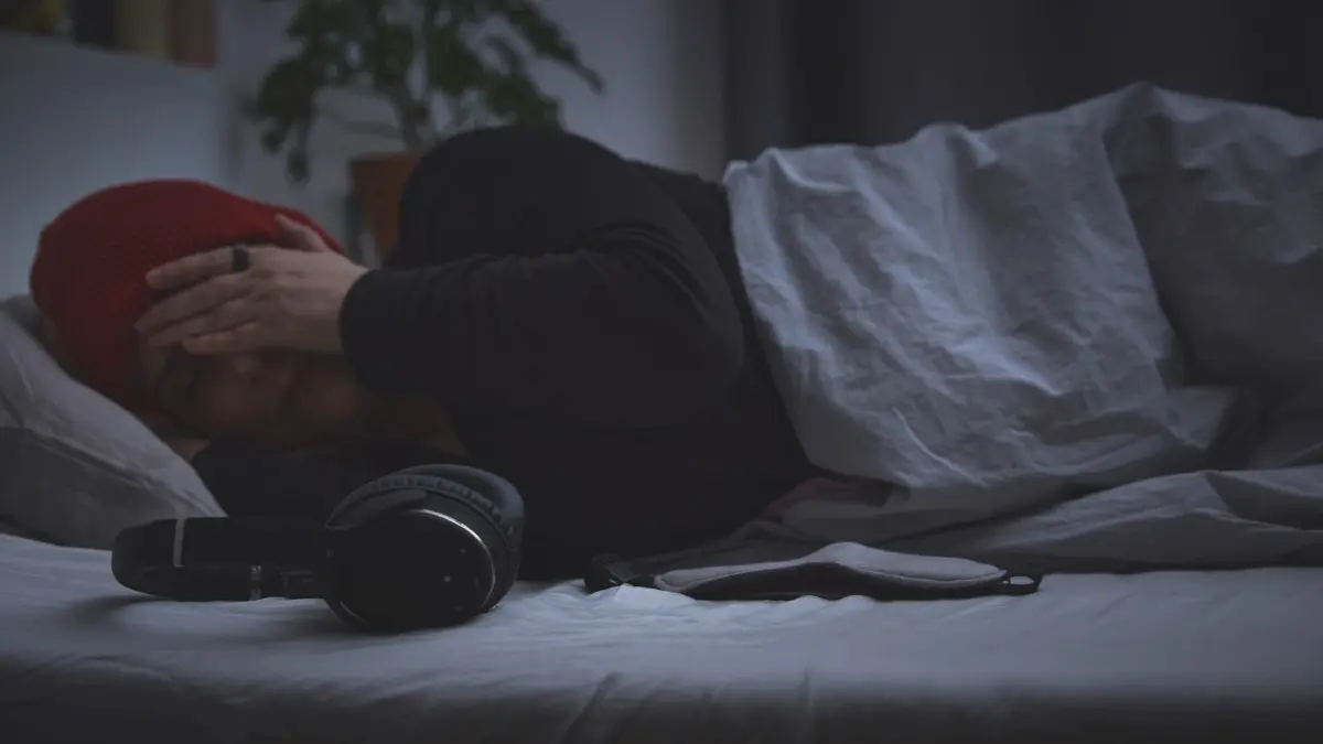 Viele ME/CFS-Erkrankte sind bettlägerig. Jeder Vierte kann laut der Deutschen Gesellschaft für ME/CFS das Haus nicht mehr verlassen. Reize werden verstärkt wahrgenommen, weshalb manche Patientinnen und Patienten Ohrenschützer oder Sonnenbrillen tragen. (Symbolbild)
ME/CFS Chronisches Fatigue Syndrom