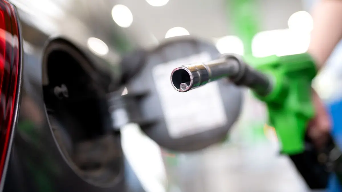 Ein Tankstellenpächter soll sich auf zwielichtige Geschäfte eingelassen haben.
ARCHIV - 06.09.2020, Bayern, München: Eine Frau hält an einer Tankstelle an einer Zapfsäule eine Zapfpistole in der Hand und betankt ein Auto. (zu dpa «Benzinpreis auf höchstem Stand seit Januar 2020») Foto: Sven Hoppe/dpa +++ dpa-Bildfunk +++