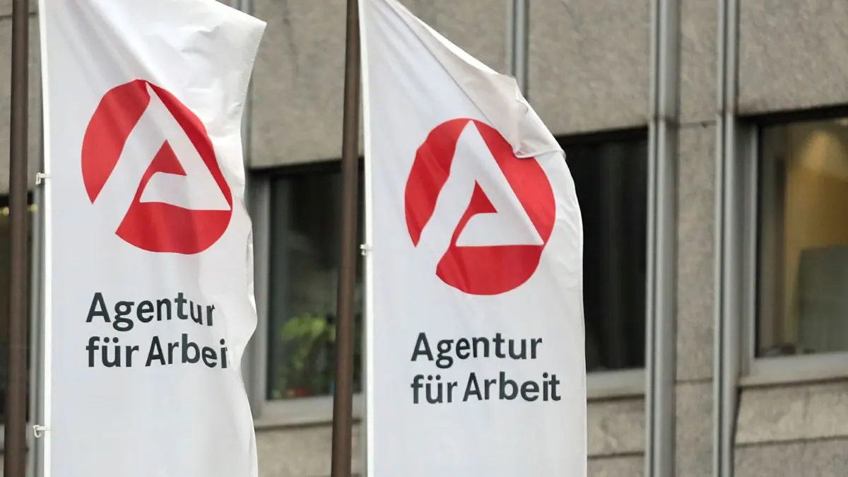 Absicht oder einfach überarbeitet? Warum hat der Angeklagte die Meldung beim Arbeitsamt nicht getätigt, als er seinen Zweitjob angenommen hat? Diese Frage gilt es beim Amtsgericht Bad Liebenwerda zu klären.
ARCHIV - Die Bundesagentur für Arbeit, fotografiert am 10.11.2015 in Bergisch-Gladbach (Nordrhein-Westfalen). Die Bundesagentur für Arbeit gibt am 05.01.2016 die Arbeitsmarktdaten für Dezember 2015 bekannt. Foto: Oliver Berg/dpa +++ dpa-Bildfunk +++