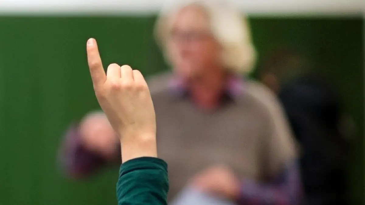 Aufzeigen im Unterricht? Das muss inzwischen übers Internet laufen. (Symbolfoto)
ARCHIV - 27.11.2013, Niedersachsen, Hannover: Ein Lehrer steht in einem Gymnasium an der Tafel. (zu dpa: «Studie untersucht Arbeitsbelastung von Gymnasiallehrern») Foto: Julian Stratenschulte/dpa +++ dpa-Bildfunk +++