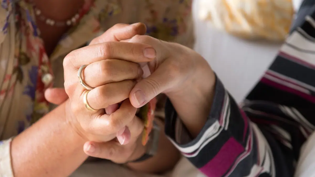 Symbolbild
ARCHIV - Eine Therapeutin (l) hält am 09.09.2014 in einem Hospiz in Stuttgart (Baden-Württemberg) die Hand einer todkranken Bewohnerin. (zu dpa vom 19.04.2017: «Für manche bin ich der Todesengel» - Freiwillige Hospizhelfer) Foto: Sebastian Kahnert/dpa +++(c) dpa - Bildfunk+++