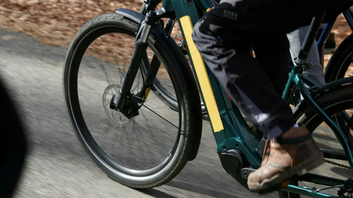 Ein Pedelecfahrer stürzte wegen einer Begegnung mit einem Pkw.
HANDOUT - Zum Themendienst-Bericht vom 18. Mai 2022: Die Stiftung Warentest hat neun Elektrofahrräder getestet: Fast alle haben mit der Gesamtnote «gut» abgeschnitten. Foto: Andreas Labes/Stiftung Warentest/dpa-tmn - ACHTUNG: Nur zur redaktionellen Verwendung im Zusammenhang mit dem genannten Text und nur bei vollständiger Nennung des vorstehenden Credits - Honorarfrei nur für Bezieher des dpa-Themendienstes +++ dpa-Themendienst +++